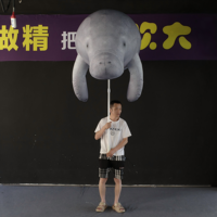 Marionnette gonflable de dugong sur mesure pour spectacle de rue en extérieur