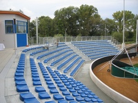 Bancs fixes pour arènes sportives, sièges de stade de baseball, sièges durables en plastique non amovibles de la marque CETA, fabriqués en Italie