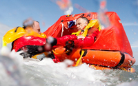 Raft de sauvetage gonflable auto-gonflant à lancer à la mer, 65 personnes, SOLAS CSM, valise, radeau de sauvetage pour 8 personnes