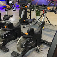 Nouveauté équipement de sport de résistance magnétique de forme physique commerciale cycle d'exercice dynamique électrique vélo de rotation pour la salle de sport