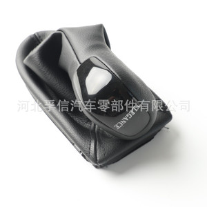 Couvre-poignée de levier de vitesses automatique Mercedes-Benz W211 en cuir noir, ajustement ergonomique - Product Image 4