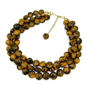 Conjunto de collar y aretes de resina crema hechos a mano, elegantes y a la moda, la mejor joyería para bodas y fiestas para mujeres. - Product Image 3