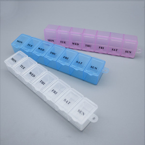 Pastillero portátil de 7 compartimentos con tapas abatibles para almacenamiento diario de medicamentos y uso en viajes en colores blanco, violeta y azul claro - Product Image 2