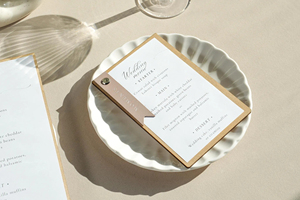 Menu personnalisé en bois A4 avec clip en similicuir et marquage en relief pour restaurant et café - Product Image 5