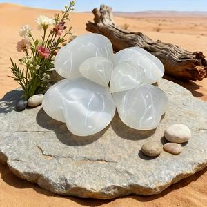 Vente en gros de cristal Hola, sélénite naturelle, petit cœur d'amour sculpté à la main, de haute qualité, tendance bohème, 4 cm, décoration d'intérieur - Product Image 4