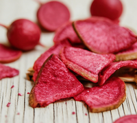 Gefreeze-droogde rode hartjesradijskorrels, rijk aan anthocyanen, perfect voor gemengde fruit- en groentesnacks.