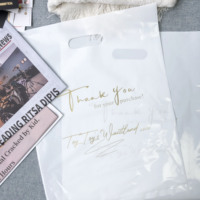 Sacs de courses réutilisables en plastique PE découpés sur mesure, avec logo blanc imprimé, sacs à main pour le commerce de détail, les cadeaux, les vêtements et l'emballage
