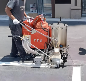 C'est une machine de marquage routier à fusion à chaud, adaptée au marquage des autoroutes, des routes nationales et des voies principales urbaines. - Product Image 6
