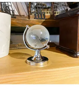 Honneur de cristal en gros personnalisé Mini cristal maison ornement K9 cristal verre monde terre Globe boule