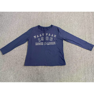 定制复古灵感海军蓝女式长袖亨利衬衫，印花 “WAAT <span class=keywords><strong>FAAK</strong></span> 1986摇滚更多” - Product Image 1