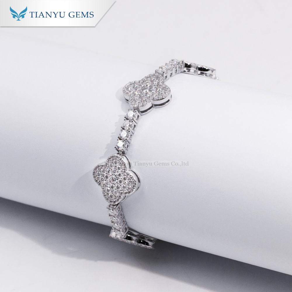 สร้อยข้อมือเพชรโมอิสโคลเวอร์สีขาว