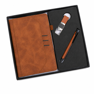 Cuaderno de cuero marrón de lujo, set de regalo corporativo con un llavero metálico premium y un bolígrafo profesional a juego. - Product Image 2
