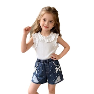 Nueva Colección Verano 2026: <span class=keywords><strong>Ropa</strong></span> de Bebé al por Mayor - Chaleco Blanco y Pantalones Cortos <span class=keywords><strong>Retro</strong></span> con Perlas para Niñas - Estilo y Moda - ¡Listo para Enviar! - ¡Oferta Caliente! - Product Image 1