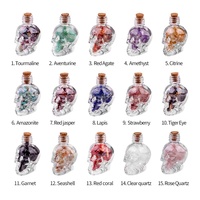 Vente en gros de copeaux de cristaux naturels de guérison dans une mini bouteille en verre en forme de crâne, pierre de Reiki, ornement cadeau gothique d'Halloween