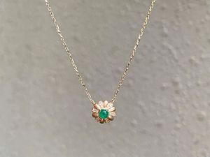 Collier pendentif Xinfly en or véritable 18 carats avec émeraude naturelle 0,16 ct et diamant 0,05 ct, bijoux fins en or 750, motif chrysanthème, cadeau, vente en gros - Product Image 5