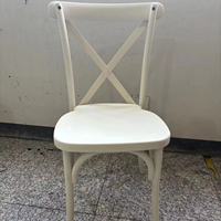 Chaise empilable en résine plastique blanche à dossier croisé pour événements extérieurs et locations de fêtes, vente en gros pour adultes