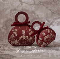 Boîte en carton rouge bordeaux pour cadeaux d'invités, boîte d'emballage portable avec motif floral et oiseaux, pour mariage, avec ruban et perles