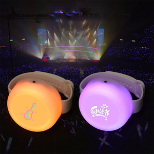สายรัดข้อมือเรืองแสง พิมพ์โลโก้ได้ ไฟกระพริบ สายซิลิโคน เปลี่ยนสีได้ RGB ของที่ระลึกสำหรับงานปาร์ตี้และกิจกรรมต่างๆ - Product Image 3