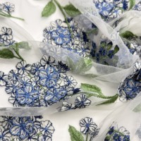 Tissu en maille de nylon brodé de fleurs bleues élégantes |   Dentelle légère et transparente pour chemisier d'été, robe de soirée et voile de mariée