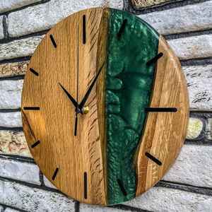 Reloj de Pared Decorativo de Resina y Madera, Hecho a Mano, Duradero, Funcional, Elegante y Estilizado, Perfecto para el Dormitorio - Product Image 4