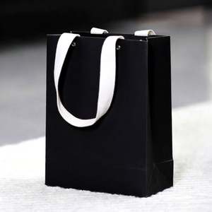 Bolsa de Compras de Cartón Negro con Diseño Personalizable, Remaches, Asas de Hilo de Algodón y Reciclable para Uso en Comercios Minoristas - Product Image 1