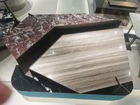 Derniers meubles de table design mélange de marbres naturels Table basse centrale de forme irrégulière Table basse à cadre métallique