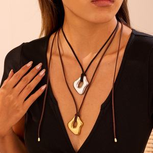 Модное ювелирное изделие: длинное ожерелье из нержавеющей стали с полированной геометрической подвеской на кожаном шнурке, женское, в наличии. - Product Image 2