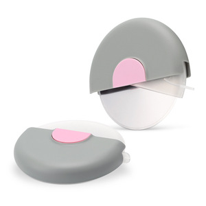 Stainless Steel Round Pizza Cutter With Protective Cover Grayish Pink Color For Easy Pizza Slicing - Product Image 5
