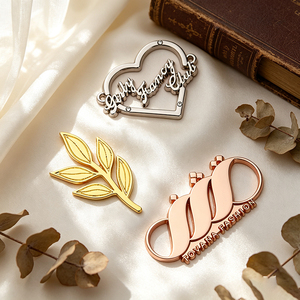 Étiquettes Métalliques Personnalisées Sans Nickel pour Vêtements, Logo en Relief, Écologiques, Auto-Adhésives pour Vêtements, Bagages et Sacs - Product Image 1
