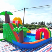 Structure gonflable multicolore palmier avec toboggan, piscine à balles et aire de jeu d'escalade pour enfants, idéale pour les événements intérieurs et extérieurs