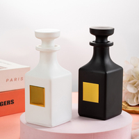 Présentoir en forme de bouteille personnalisé 150ML noir et blanc avec Patch en aluminium