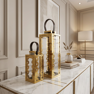 Porte-bougie en métal plaqué or de luxe, lanternes design avec poignées en cuir pour la décoration de la maison et les mariages - Product Image 1