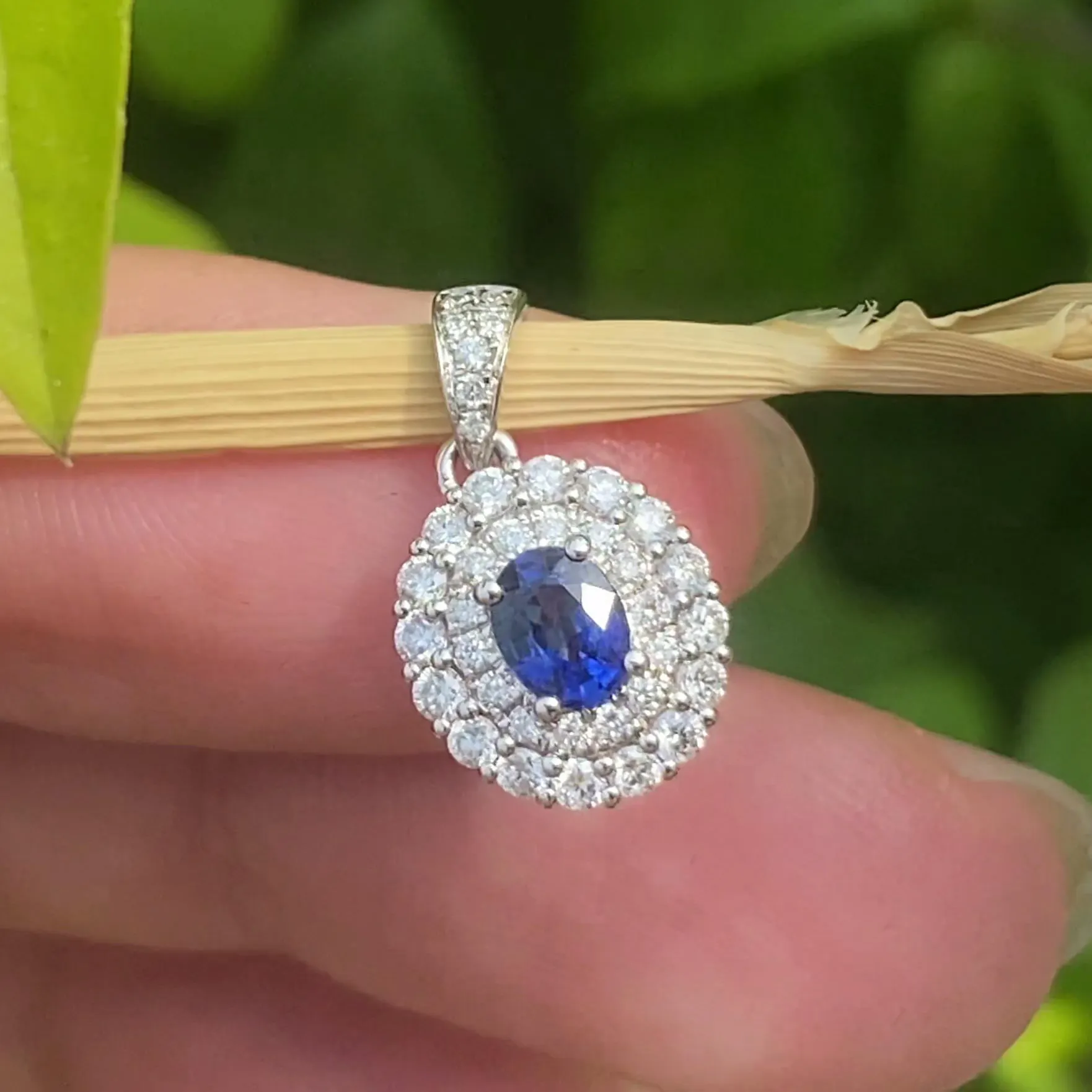 Colgante de diamante de Halo ovalado para mujer, joyería elegante de zafiro azul Natural, oro de 18k sólido, aniversario de boda