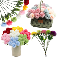 Handgemaakte, realistische kunstbloemen van zijde: rozen, pioenrozen en hortensia's, groene planten voor bruiloft, thuisdecoratie en achtergrond.