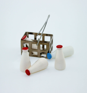 Casa de muñecas Mini miniatura Mini cesta de leche Una cesta con 5 botellas de leche constituye un conjunto - Product Image 3