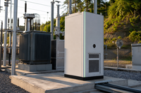 Armoire de stockage d'énergie à refroidissement liquide LiFePO4 Lithium-ion 241 kWh 125 kW avec BMS intelligent, protection IP55, communication CAN/RS485
