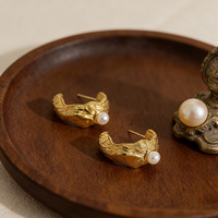 Boucles d'oreilles créoles en acier inoxydable plaqué or 18 carats avec perles pour femme, forme C texturée, style vintage, cadeau, vente en gros, OEM