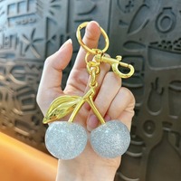 Porte-clés cerise scintillant avec tige dorée, pendentif scintillant à secouer pour sac et clés de voiture, joli cadeau breloque fruit pour filles et adolescentes