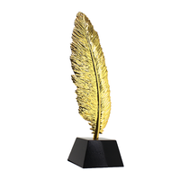 Neues Design Metall-Feder-Statue Gedenkgeschenk Maßgefertigte Schwarze Kristallbasis Goldene Feder Metall-Trophäe