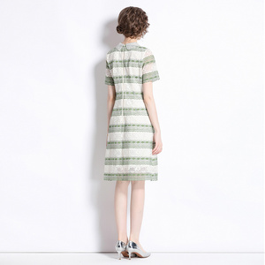 Abito in pizzo con ricamo al ginocchio monopetto con perline di perle verdi fresche - Product Image 5