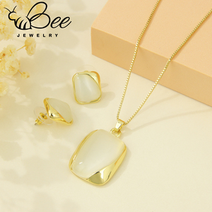 Ensemble de bijoux indiens de haute qualité pour mariée, collier et boucles d'oreilles carrées en cristal, élégant et tendance, pour mariage - Product Image 4