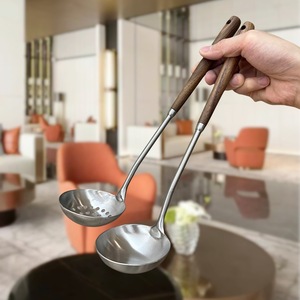 Louche à soupe en acier inoxydable 304 avec manche en bois de noyer et passoire pour usage domestique et professionnel - Product Image 4