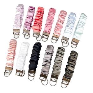 Llavero de satén con diseño personalizado, accesorios elásticos para el cabello con llavero - Product Image 1