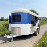 Remorque de transport de chevaux de haute qualité 3HAL-S à chargement incliné avec boîte à équipement, porte-selle, châssis galvanisé et fenêtres coulissantes