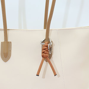 Porte-clés en cuir tressé fait main en gros avec pendentif et boucle triangulaire, accessoires de sac polyvalents, anneaux porte-clés avec décor tressé - Product Image 3