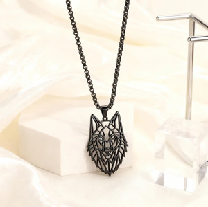 Collana con Ciondolo a Testa di Lupo Traforato in Acciaio Inox Placcato Oro, Stile Retrò Personalizzato per Uomo - Product Image 3