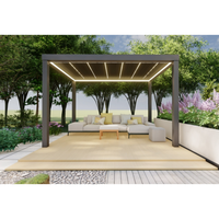 Pergola rétractable électrique en aluminium classique, imperméable et résistante au vent, avec toit à lames orientables pour jardin et cour.