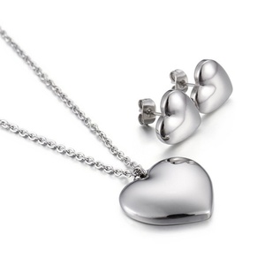 Conjunto de Collar y Aretes de Acero Inoxidable Chapado en Oro con Forma de Corazón Glamuroso para Mujer - Product Image 1