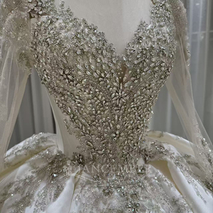 Robe de mariée OY034 exclusive moderne en satin avec appliques de dentelle et cristaux, manches longues, traîne chapelle et fleurs - Product Image 5