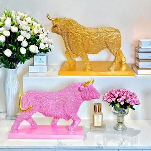 Escultura de Resina Epoxi de Toro Caminando con Detalles Artísticos Dorados, Adorno Artesanal para Entrada, Sala de Estar, Vinoteca - Product Image 2